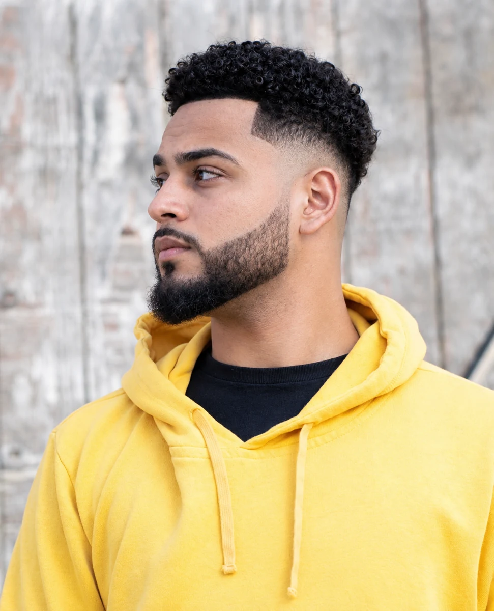 Cheveux bouclés + Dégradé moyen + Barbe déconnectée