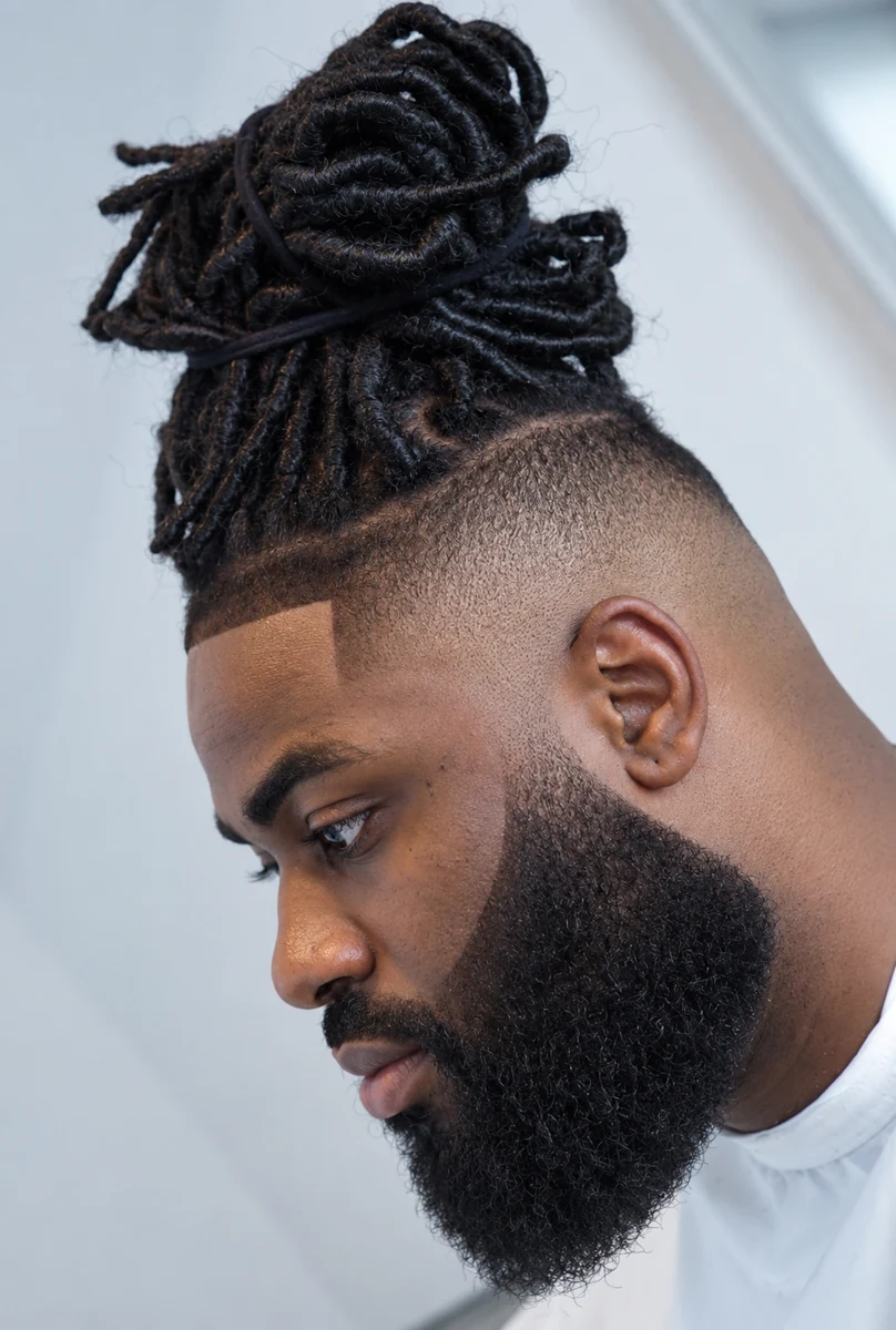 Top Knot sur locks + Dégradé haut + Barbe pleine