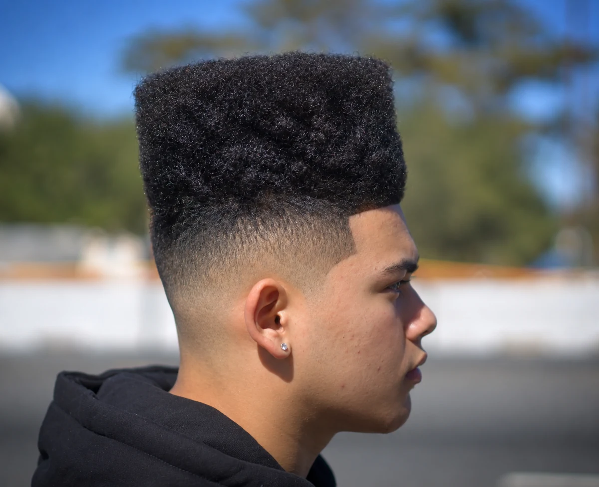 Flat top haut sur cheveux crépus avec côtés dégradés
