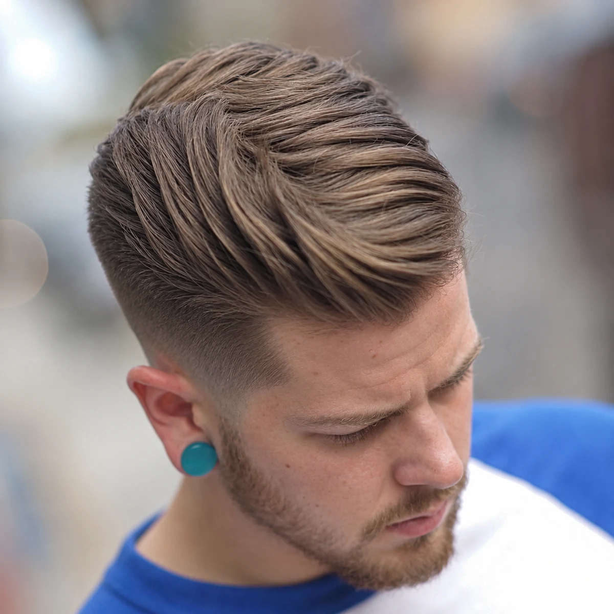 Pompadour blond texturé vu du dessus