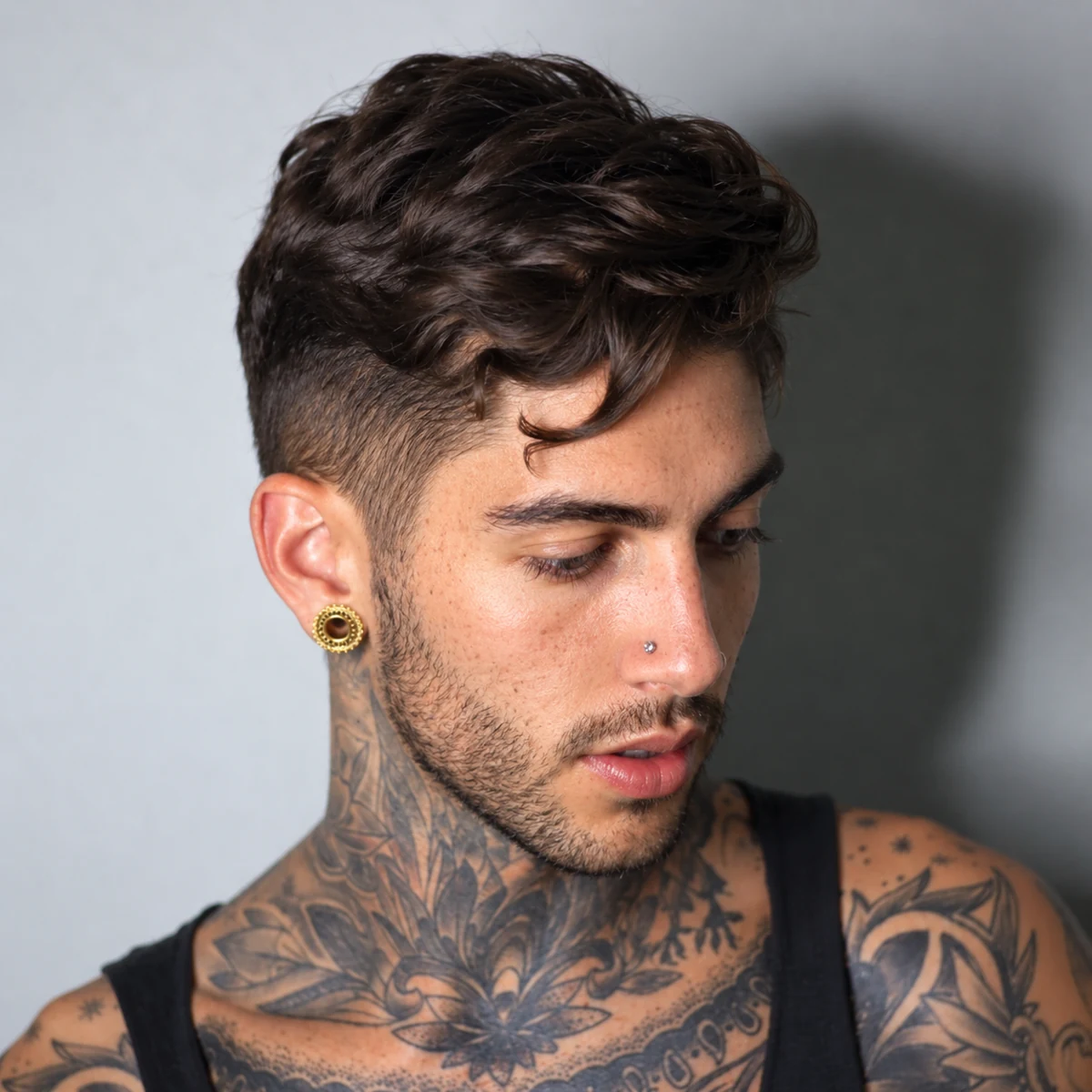 Cheveux ondulés mi-longs et côtés courts