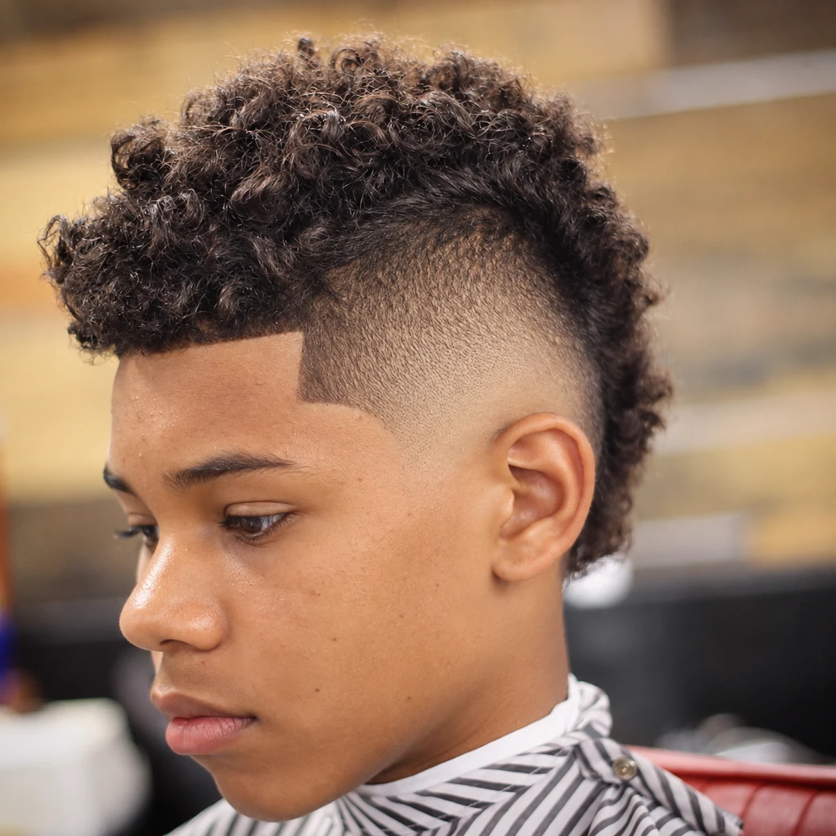 Frohawk bouclé avec côtés rasés