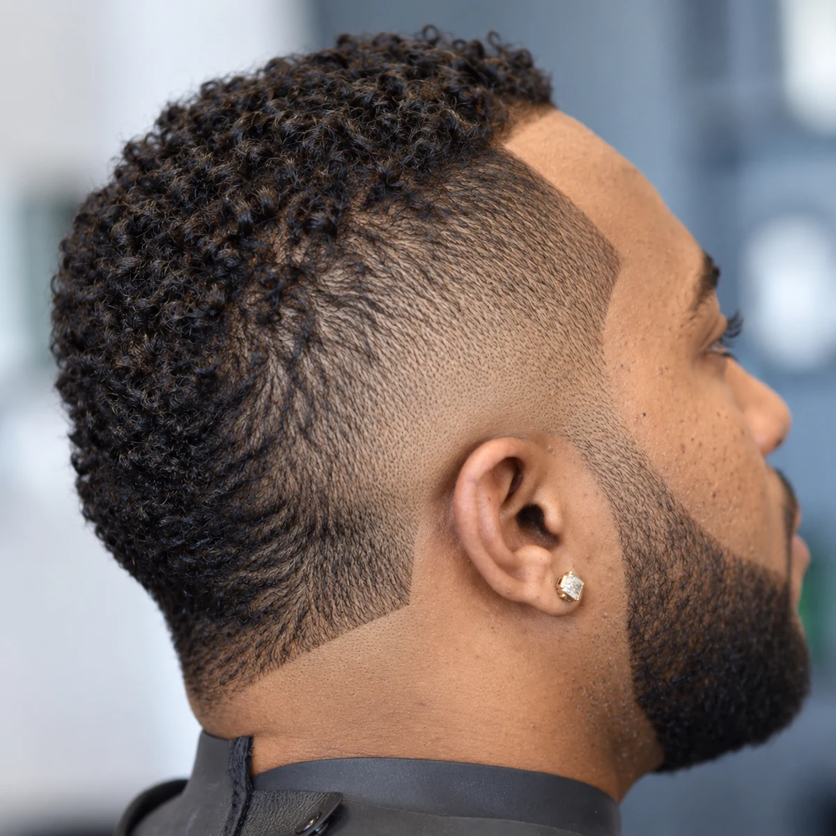 Mohawk court bouclé avec barbe pleine