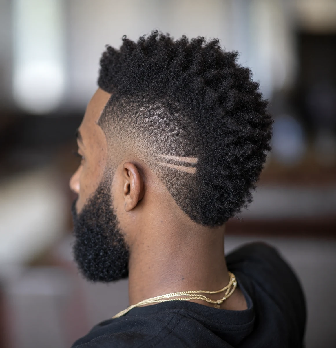 Frohawk court avec deux lignes rasées et barbe