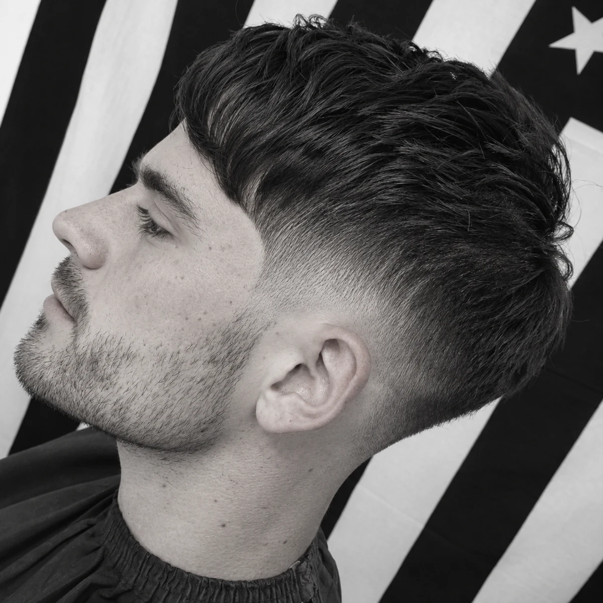 Cheveux texturés relevés avec dégradé tombant