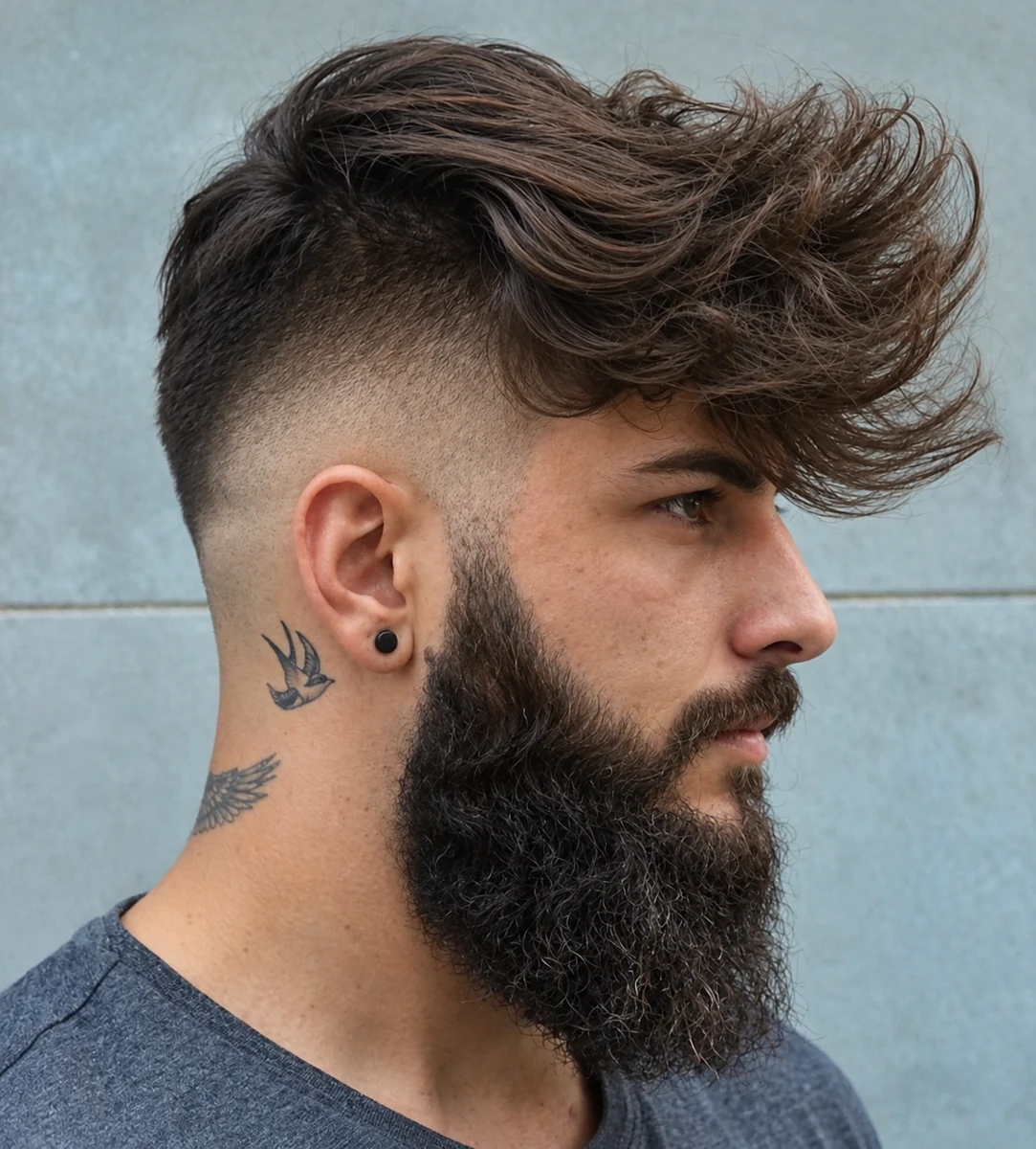 Undercut avec longue frange ondulée et barbe pleine