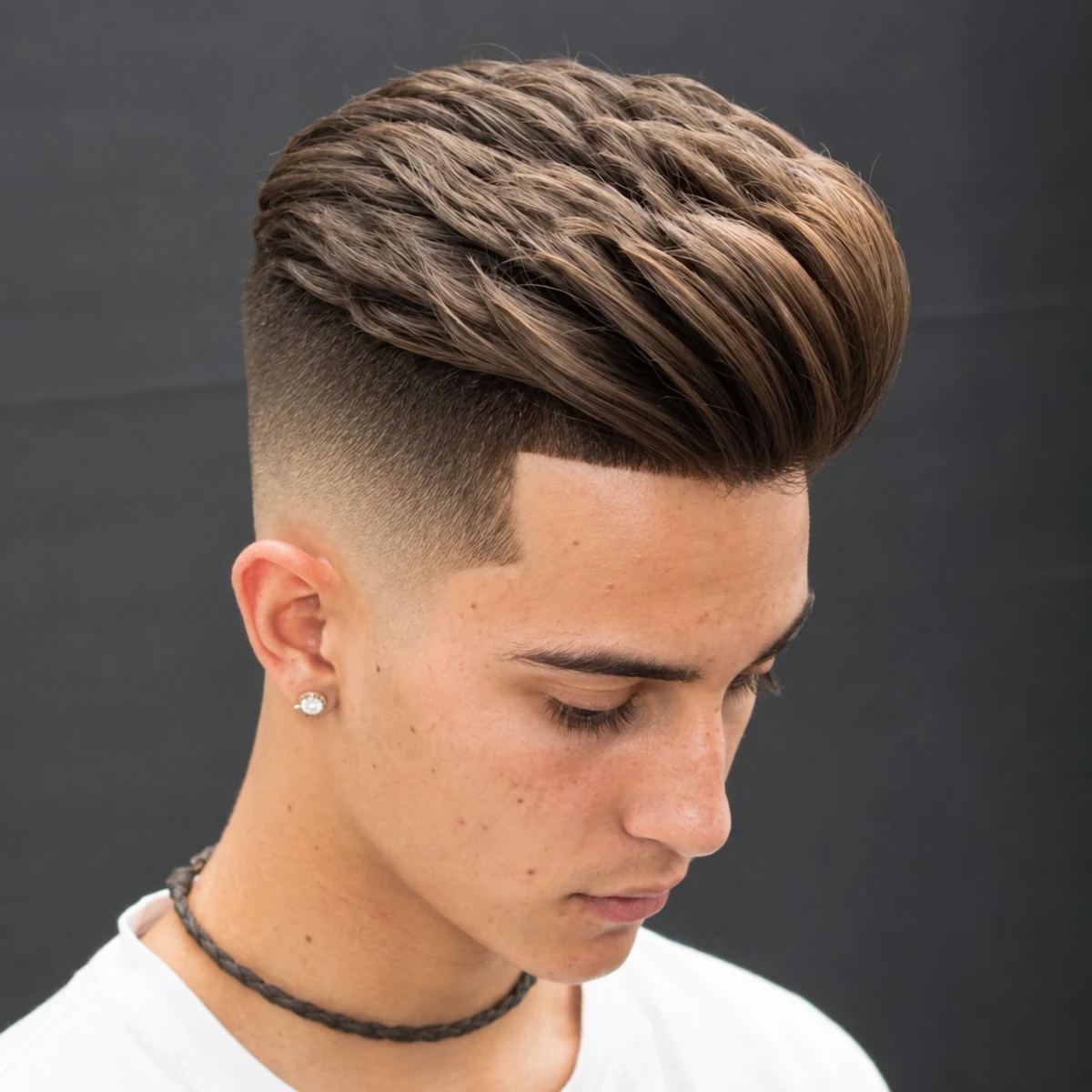 Cheveux blonds volumineux coiffés vers l’arrière
