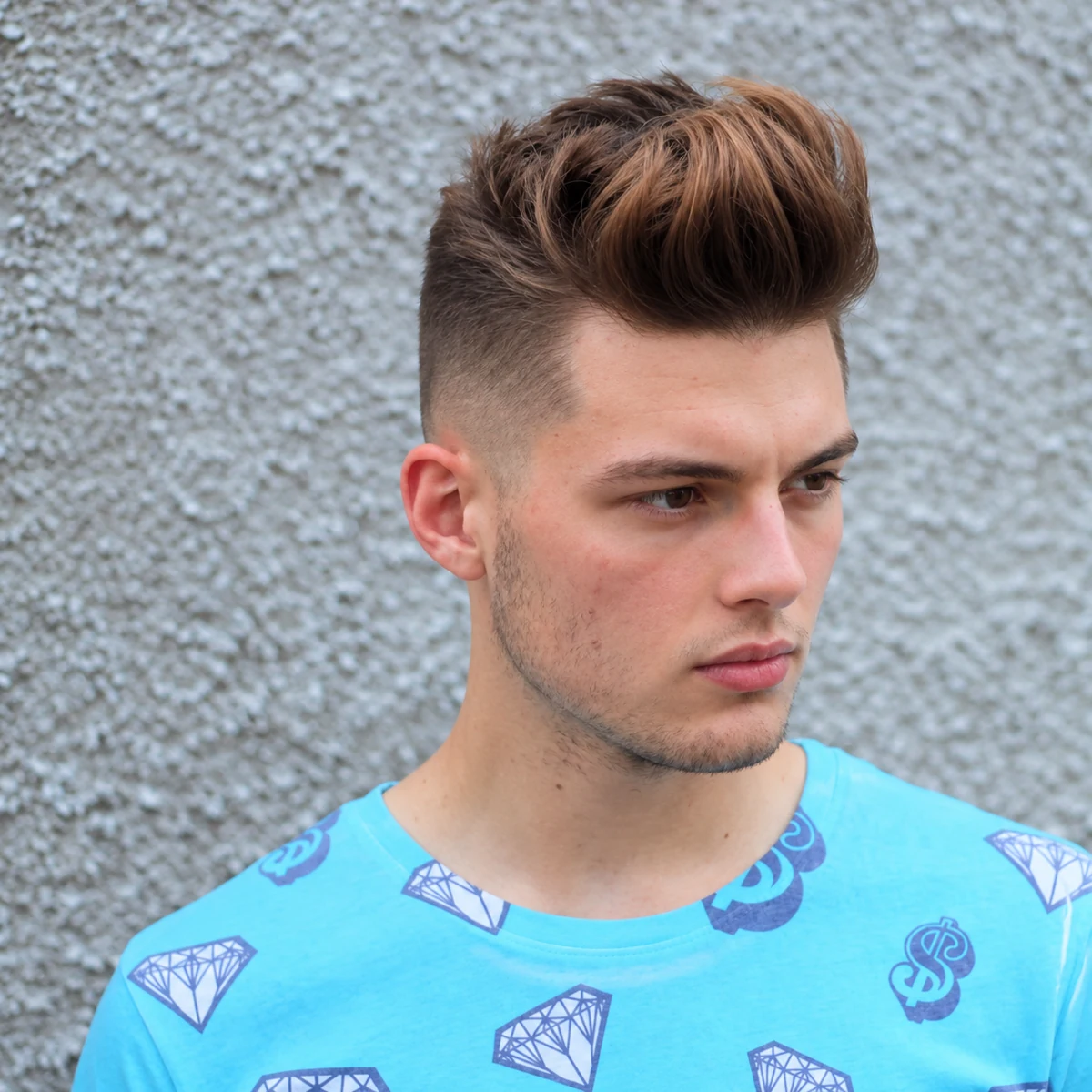Quiff blond volumineux avec dégradé