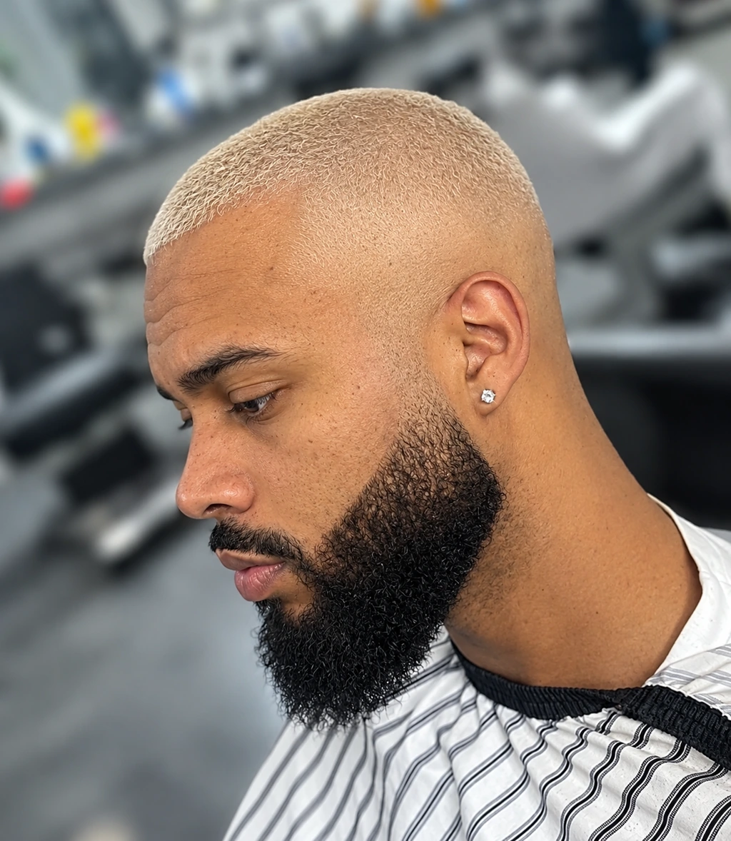 Buzz cut blond avec barbe sombre