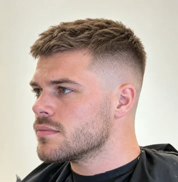 Crew cut brun avec dessus légèrement relevé