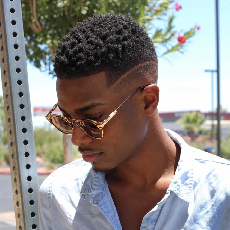 Boucles compactes avec trait courbe rasé et lunettes