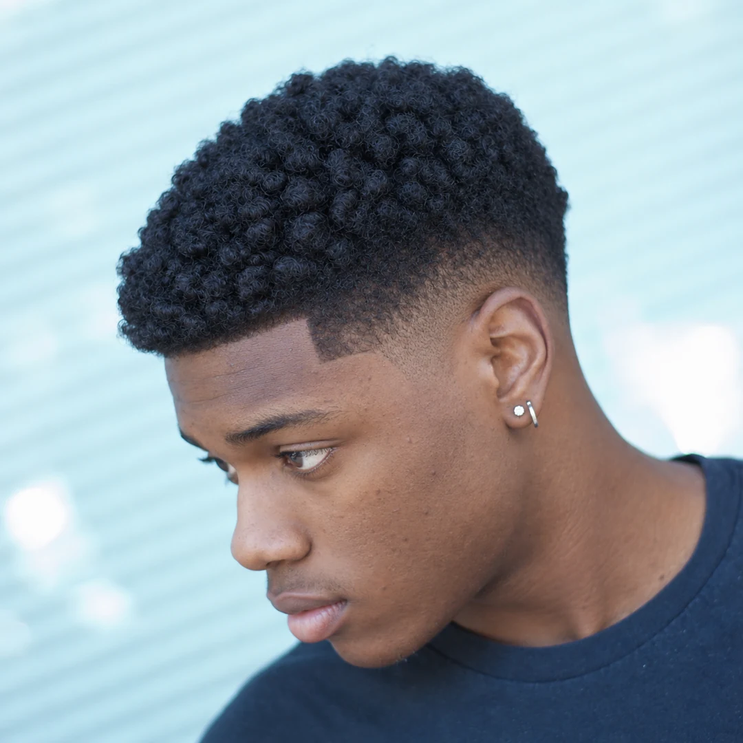 Boucles serrées avec dégradé bas et contours nets