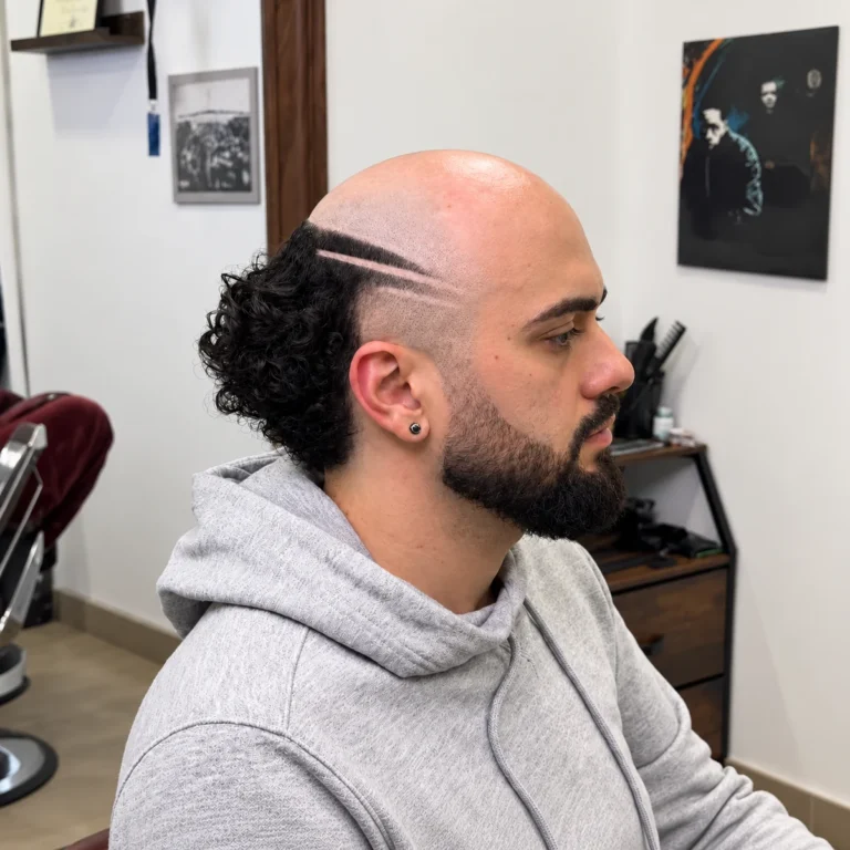 Eclipse fade avec boucles arrière et deux lignes rasées au-dessus de l’oreille