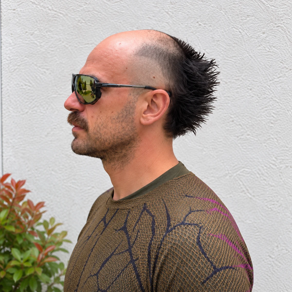 Skullet avec arrière hérissé en éventail, sommet dégagé et moustache