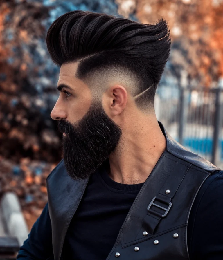 Pompadour très haut et longue barbe carrée
