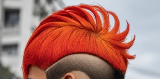 Frange orange et panneau latéral sculpté
